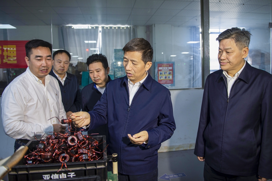 5月9日，市委书记许忠建专题调研临港产业发展。图为许忠建在怀化亚信科技详细了解企业生产经营、市场前景